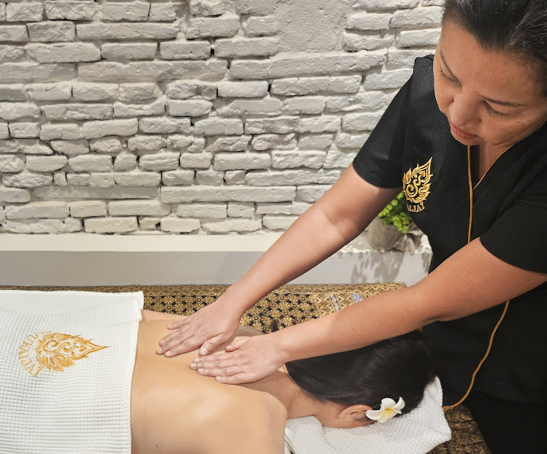 Thai Oil Massage - Relaxing massage with essential oils to relax and moisturize the skin.